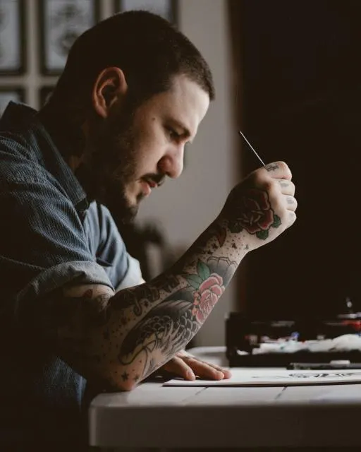 Tatuador desenhando no estúdio