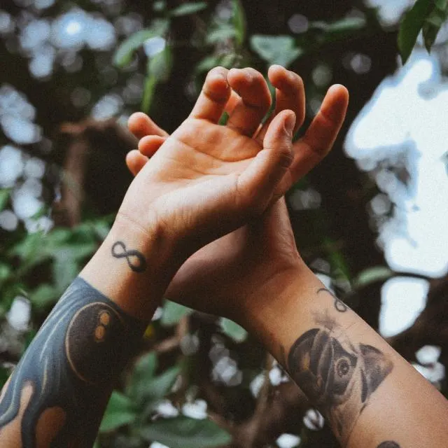 Tatuagens delicadas nos braços