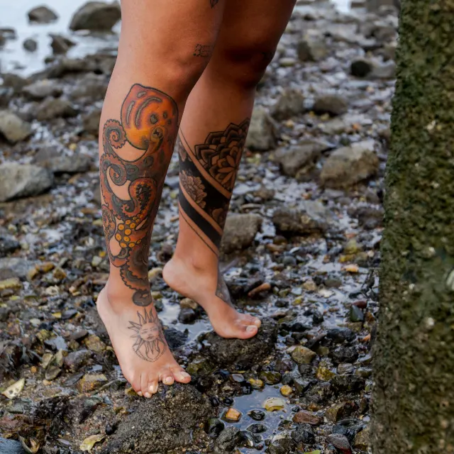 Tatuagens coloridas nas pernas